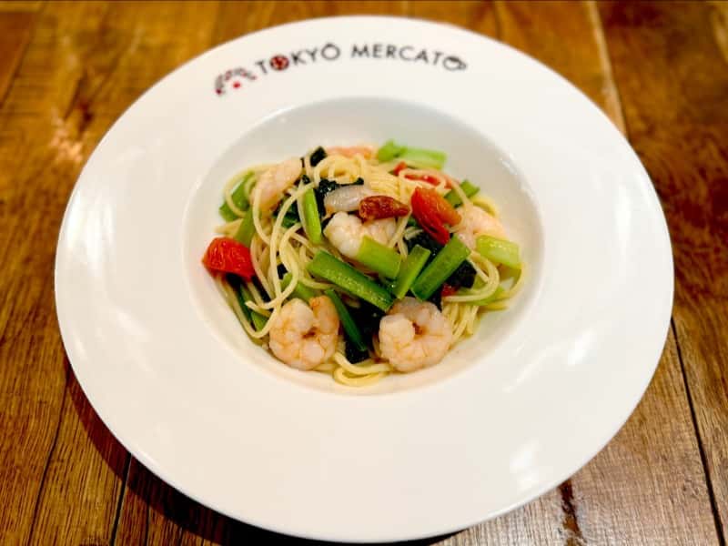 Komatsuna, shrimp, cherry tomato aglio e olio, peperoncino