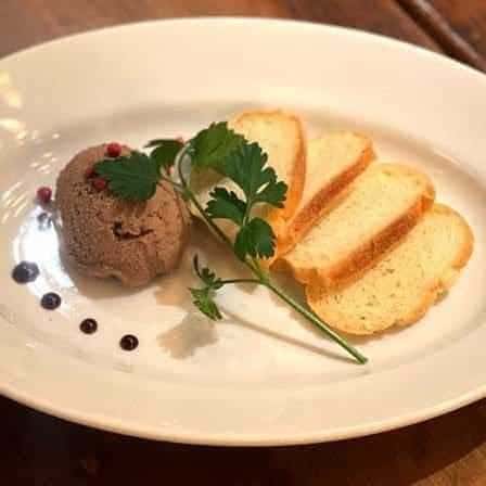 濃密なうまみの鶏レバーのパテ~メルバトースト添え~