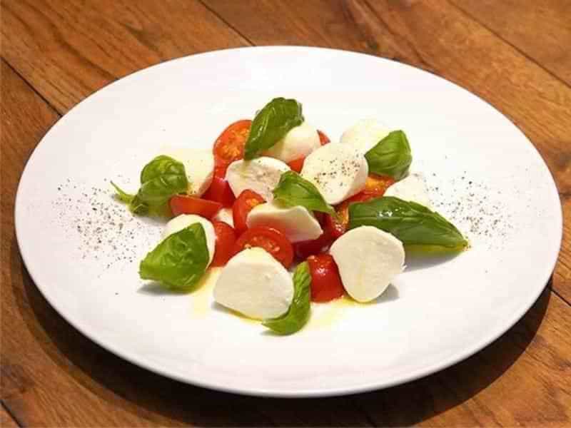 とろける水牛モッツァレラの贅沢カプレーゼ