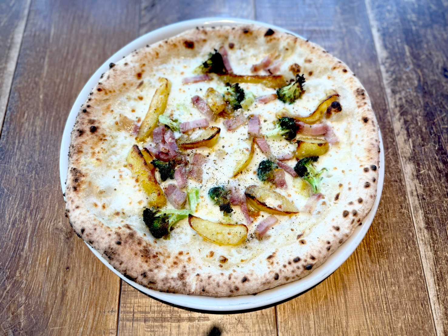 パンチェッタとブロッコリー 、ポテトとオレガノ香るチーズピッツァ 