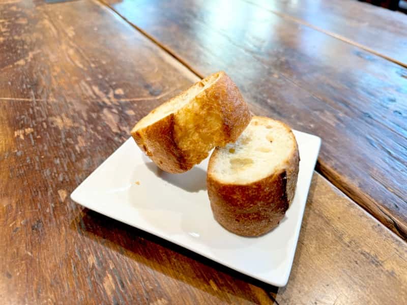 We offer two slices of baguette for 300 yen (330 yen including tax).