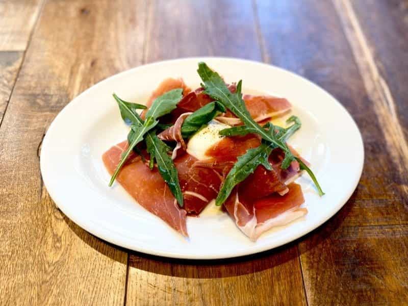生ハムと水牛モッツァレラの盛合わせ