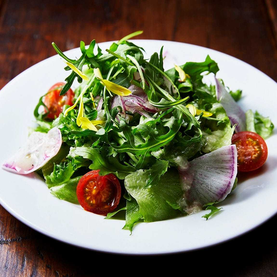 TOKYO MERCATOのランチは全てに新鮮野菜のサラダが付きます。