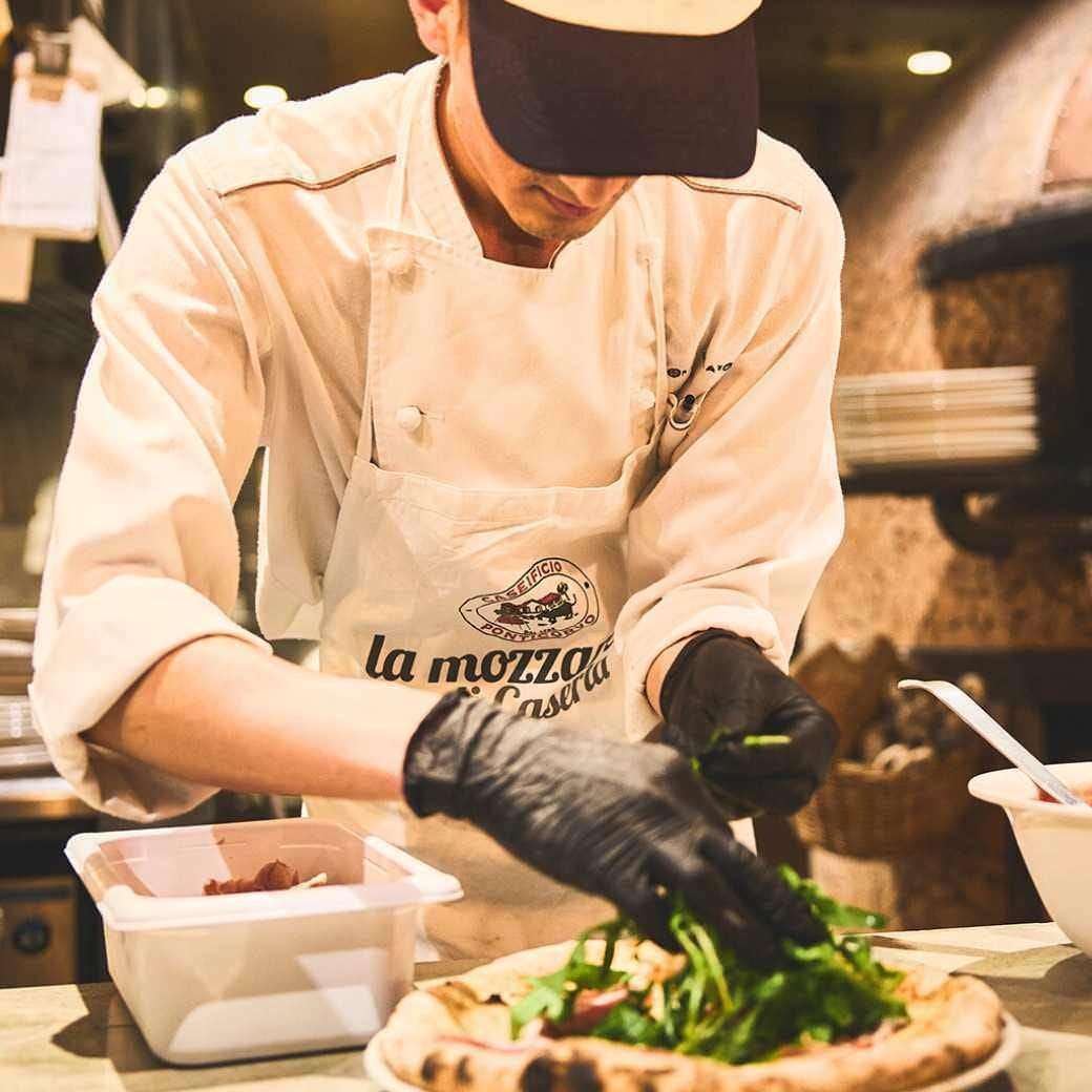 ピッツァ職人が丹精込めて作ります！