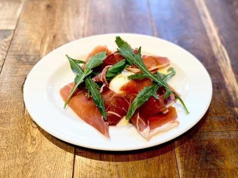 生ハムと水牛モッツァレラの盛合わせ
