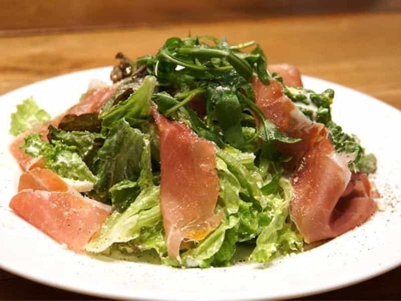 食感も楽しめる新鮮野菜と生ハムのシーザーサラダ