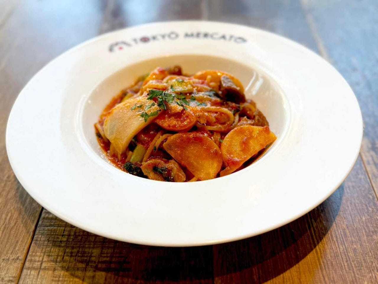 旬のかぶと豚肩ロースのトマトソースパスタ 