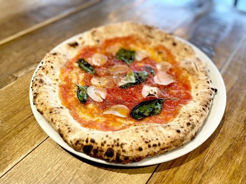 Wood-fired pizza marinara
