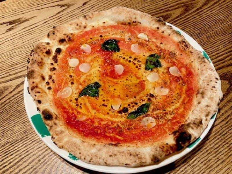 石窯仕立てのピッツァ・マリナーラ