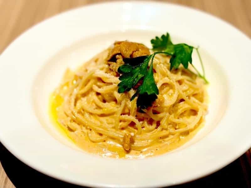 とろける生うにの濃厚な旨みを贅沢に味わうクリームソースのパスタ