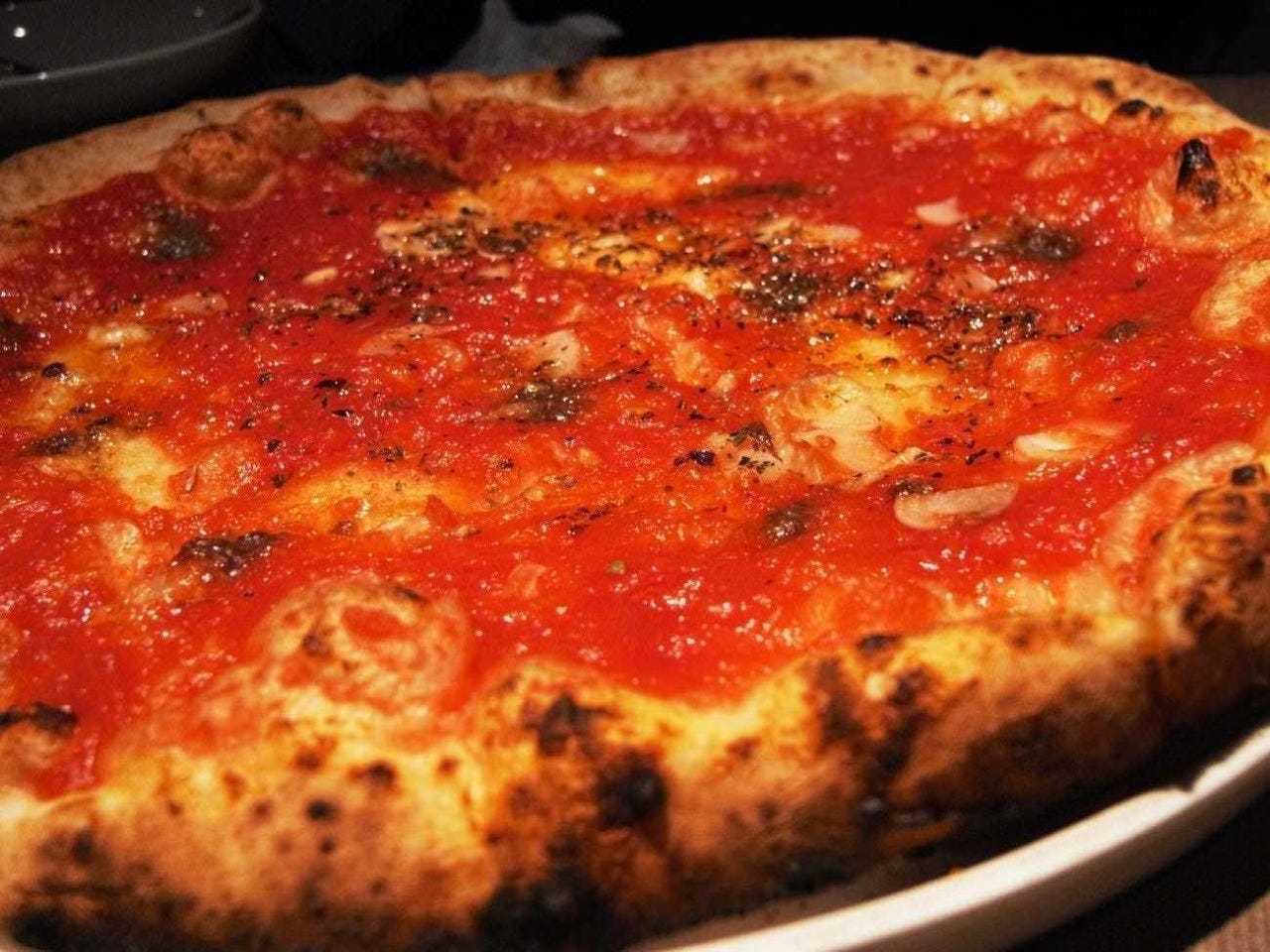 石窯仕立てのピッツァ・マリナーラ