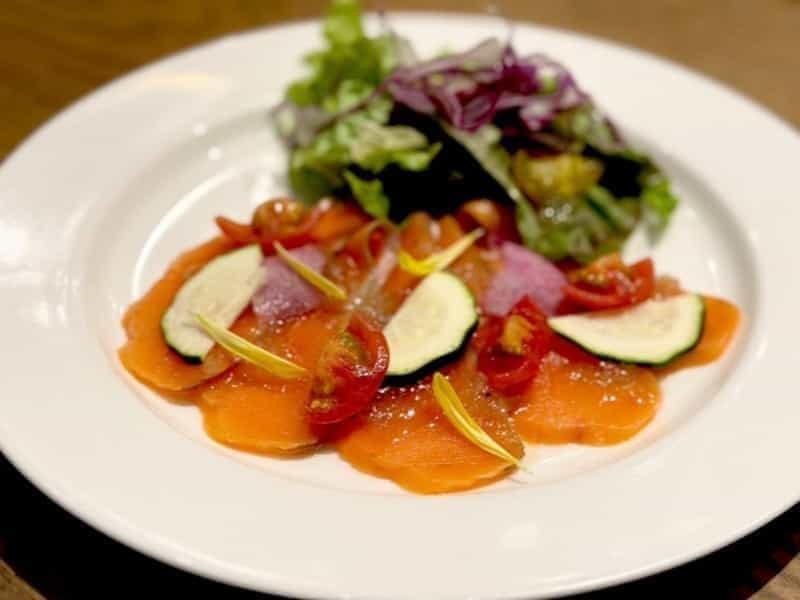 スモークサーモンとグレープフルーツのカルパッチョ