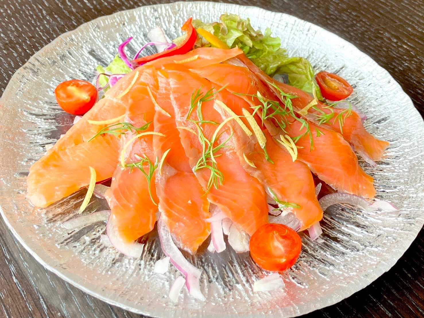 スモークサーモンとグレープフルーツのカルパッチョ