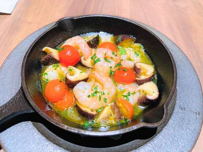 魚介と旬野菜の熱々アヒージョ 香り立つオリーブオイル仕立て