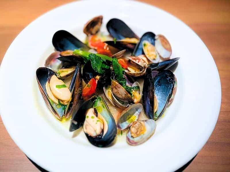 サフラン風味！いろんな貝の白ワイン蒸し