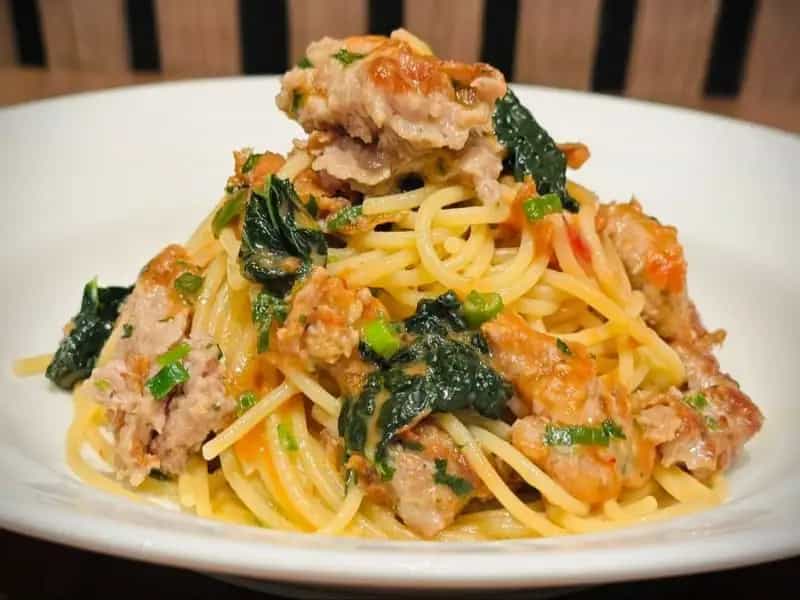 旨みあふれるサルシッチャと黒キャベツの スパイシー・ポモドーロ