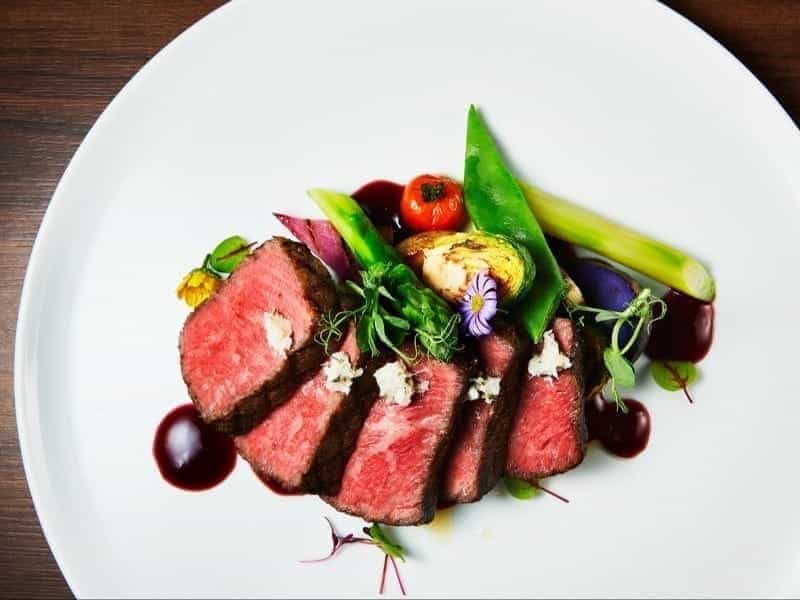 厳選国産牛のタリアータ シェフ気まぐれソースとともに