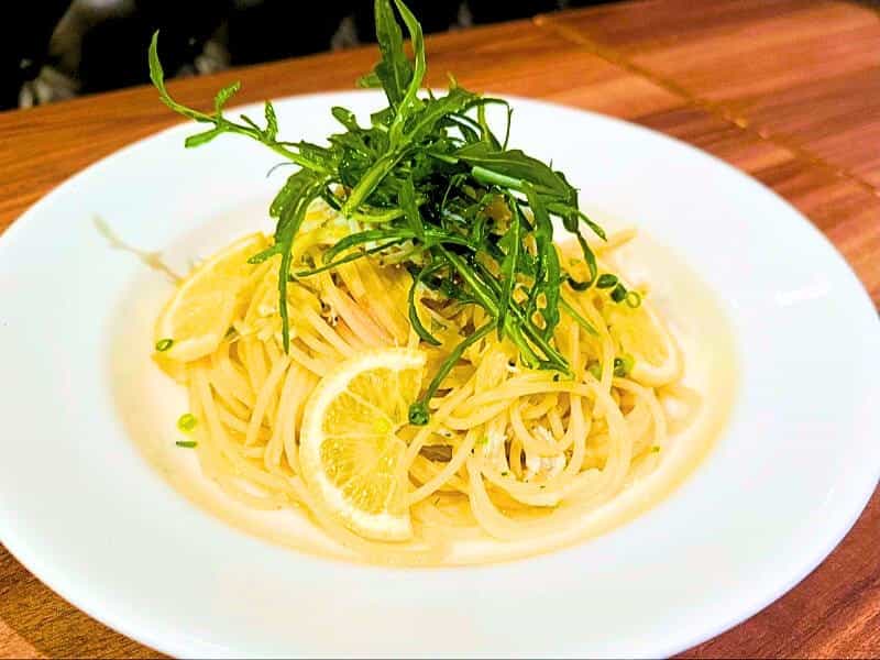 爽やかレモンと釜揚げシラスのペペロンチーノ ルッコラ添え