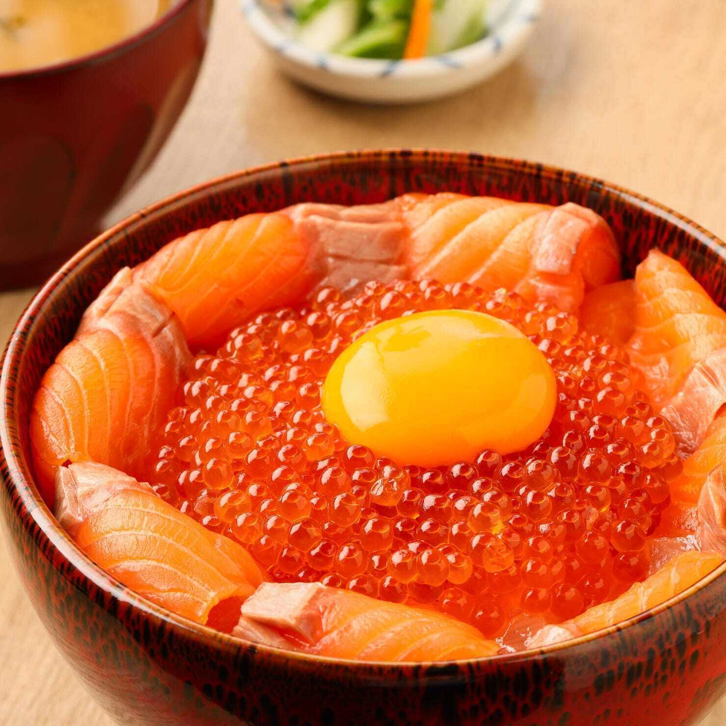 サーモンいくらユッケ丼