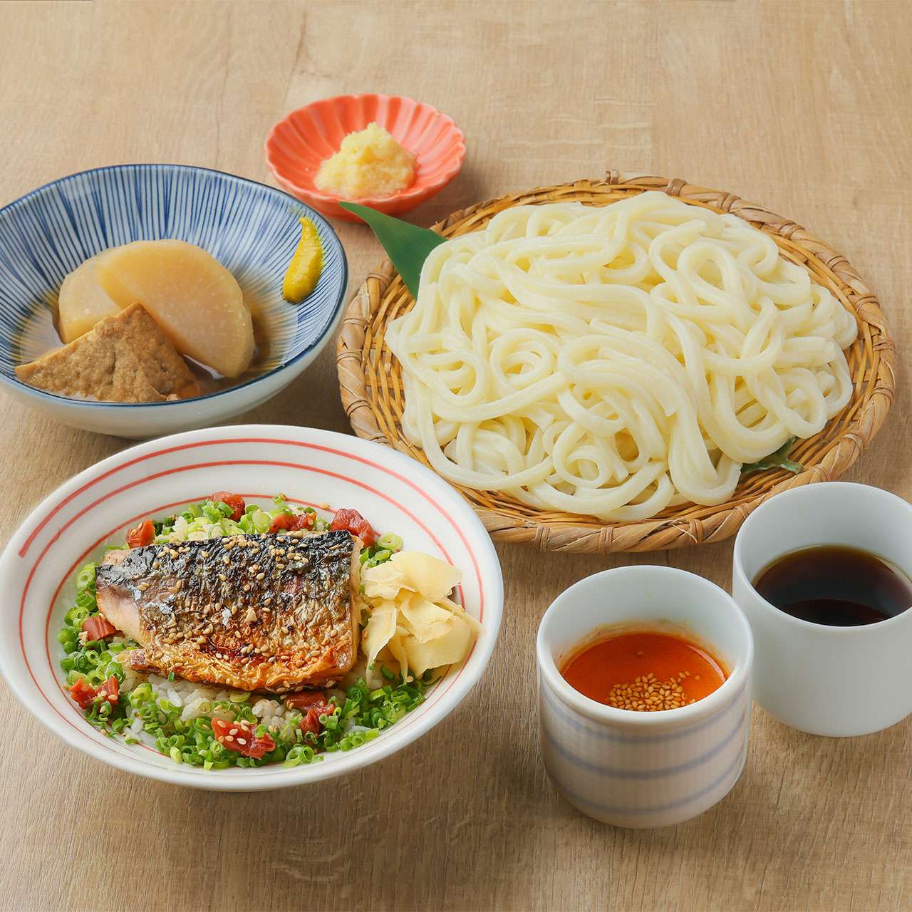 2種のつけ出汁ざるうどんと焼き鯖めしセット