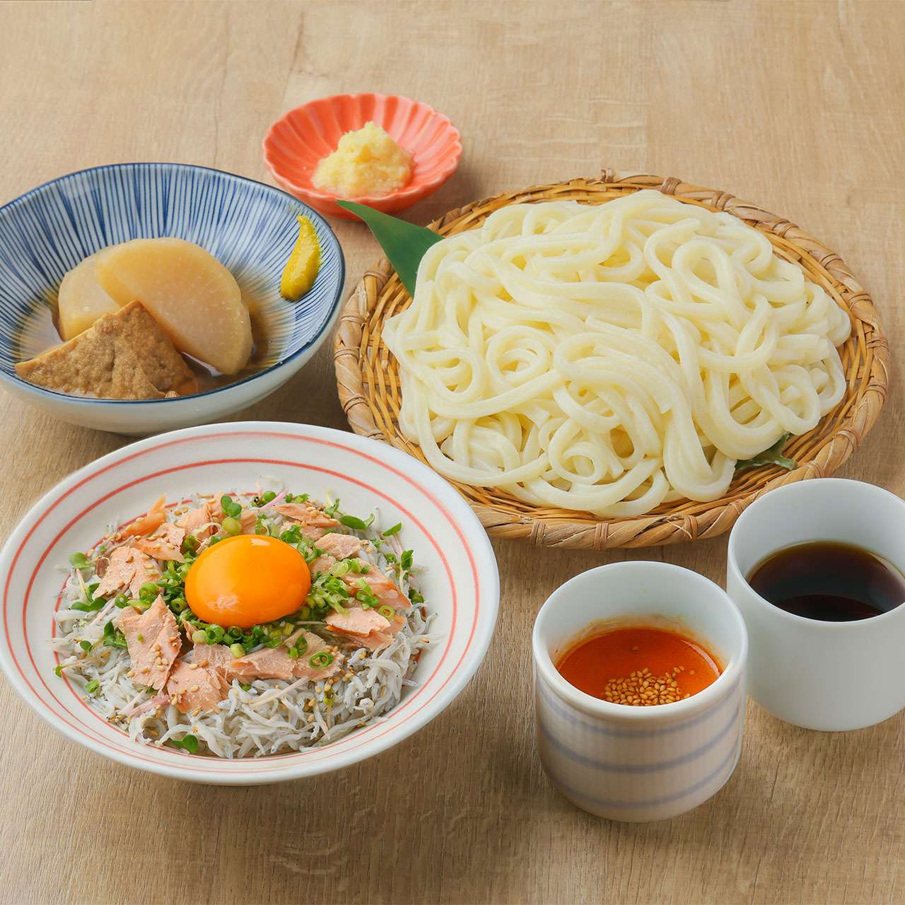 2種のつけ出汁ざるうどんと鮭としらすの月見丼セット