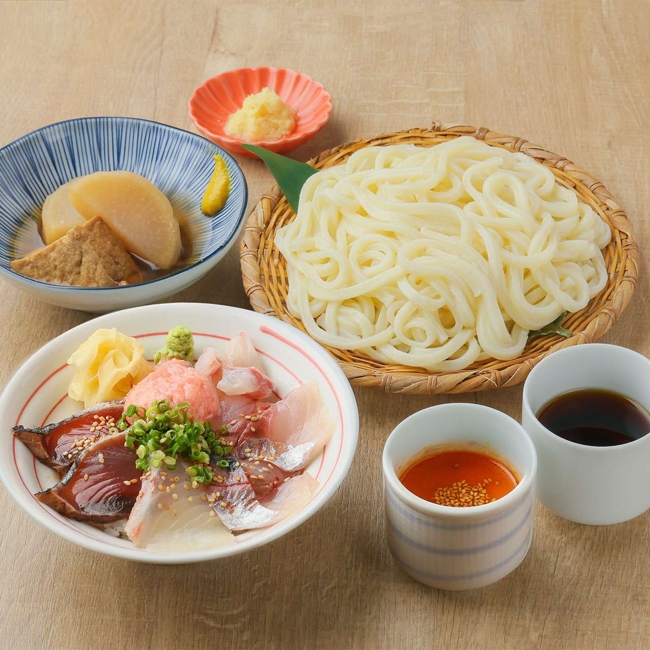 2種のつけ出汁ざるうどんと日替わり海鮮丼セット