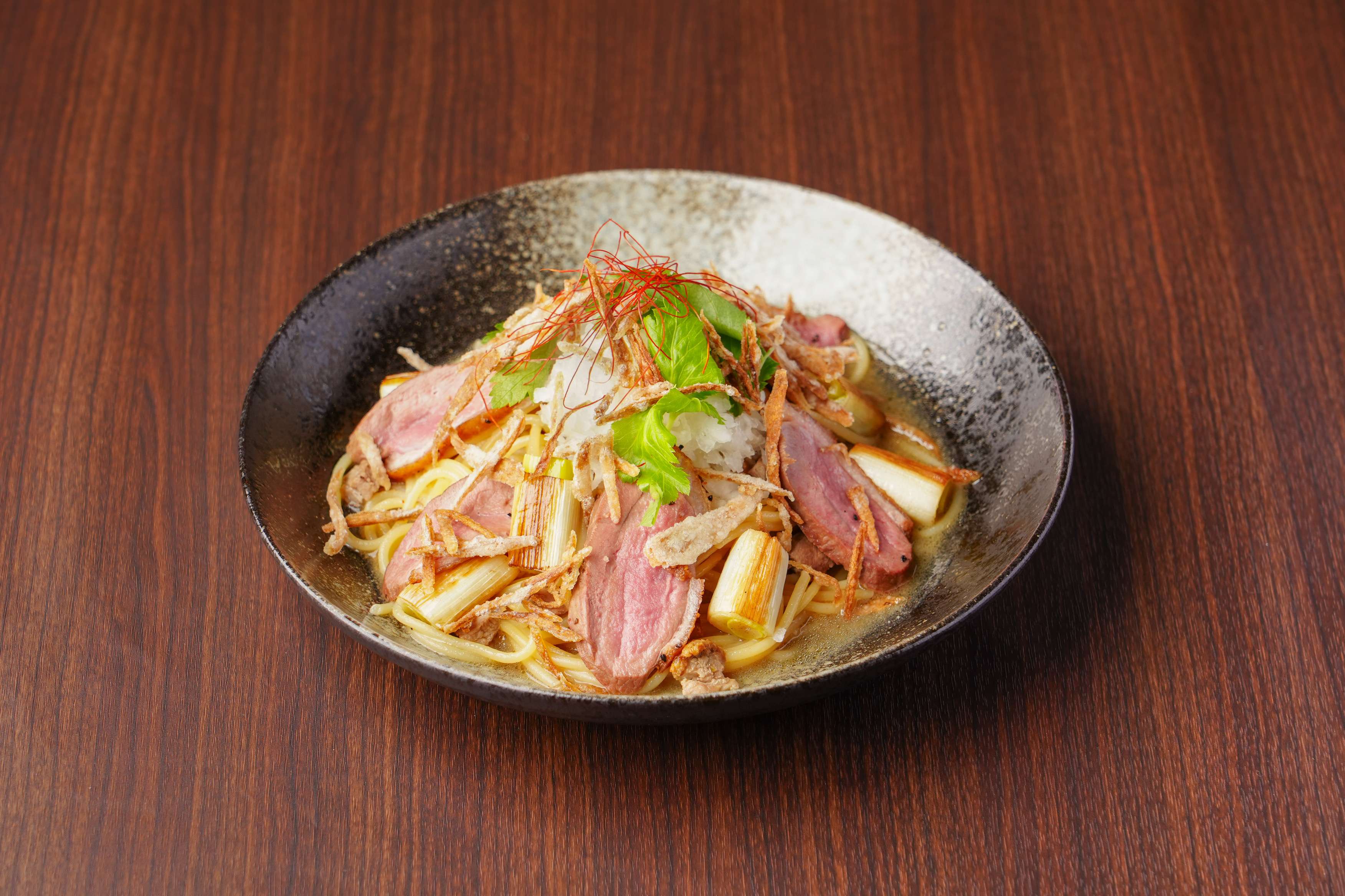 合鴨と焼き葱の鬼おろしパスタ　〜香ばし牛蒡の薄衣揚げをのせて〜