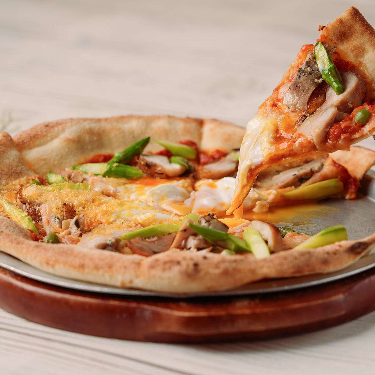 ハーブチキンのアスパラのビスマルクピッツァ