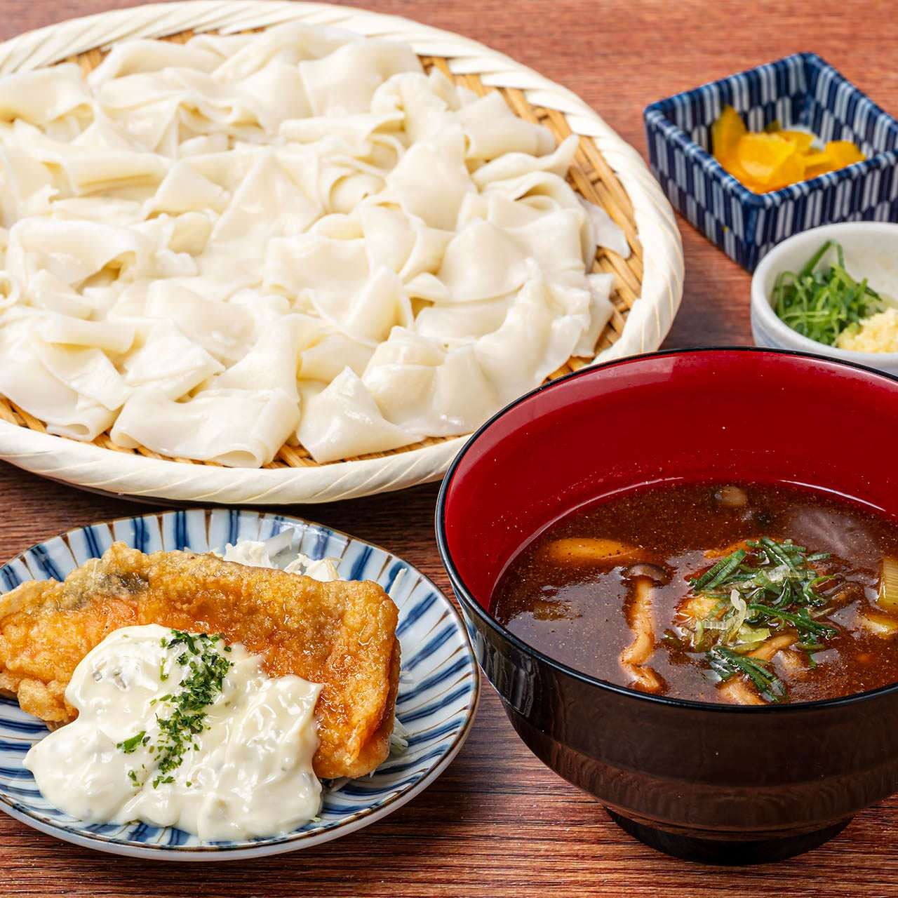 ひもかわうどんと鮭のタルタル南蛮