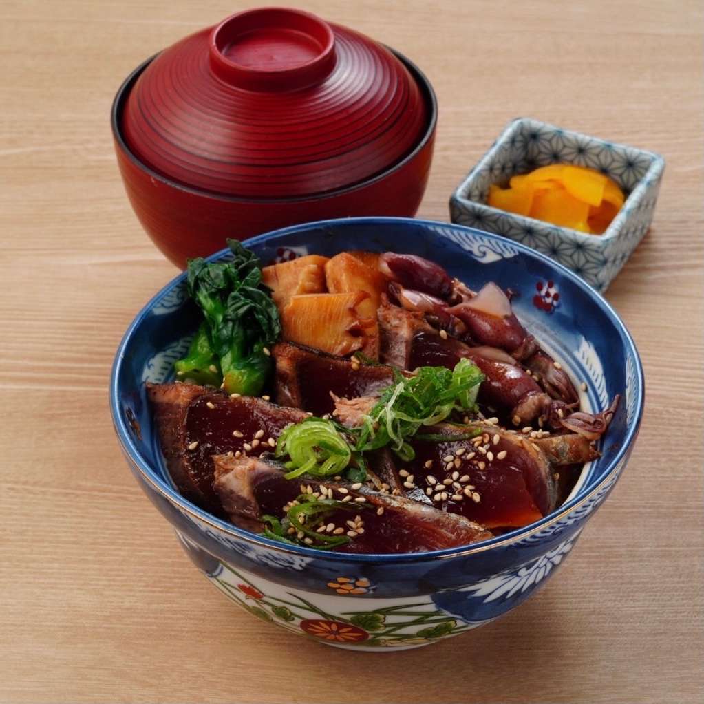 藁焼きカツオとホタルイカの海鮮丼