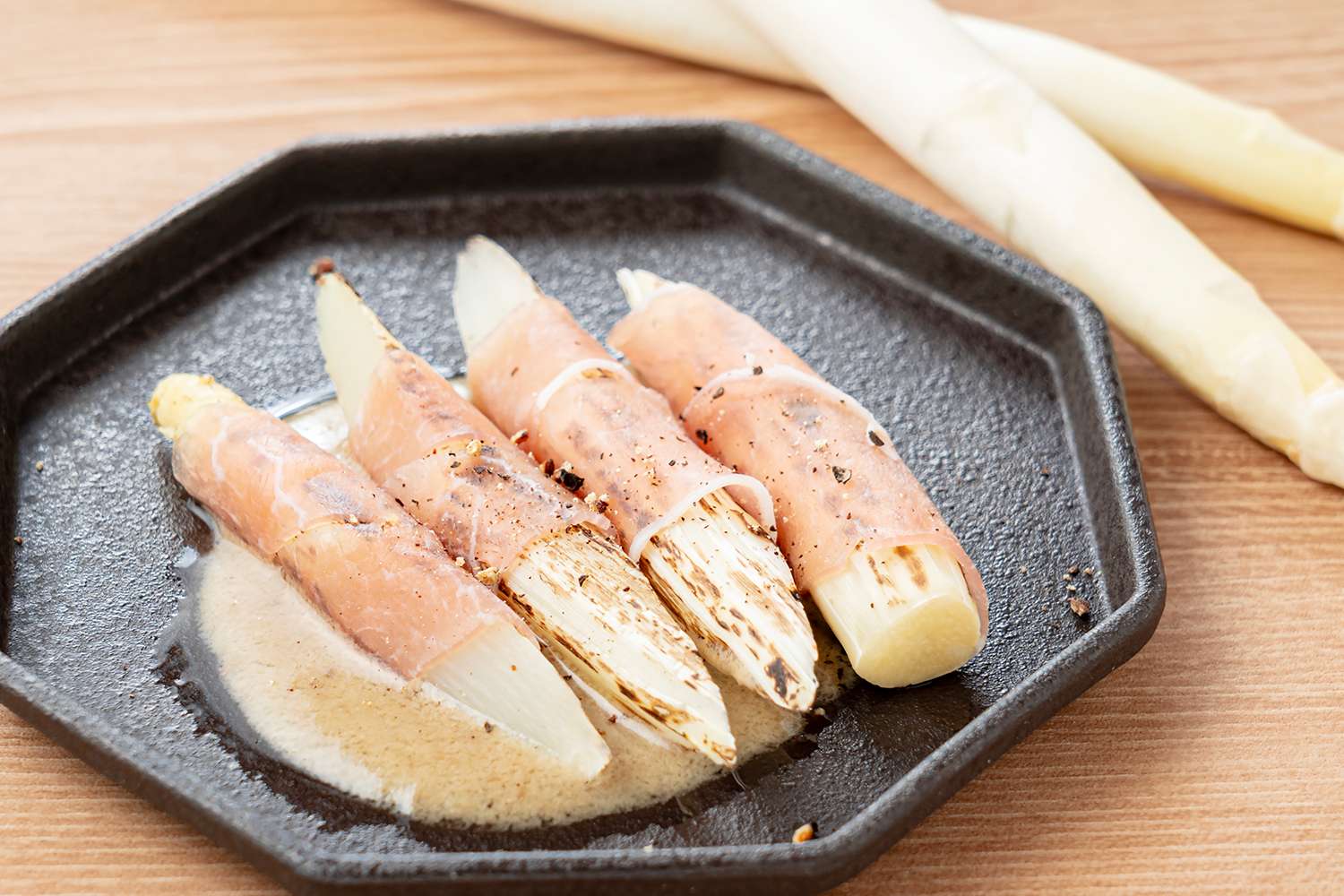 ホワイトアスパラの生ハム巻き　アンチョビマヨネーズ