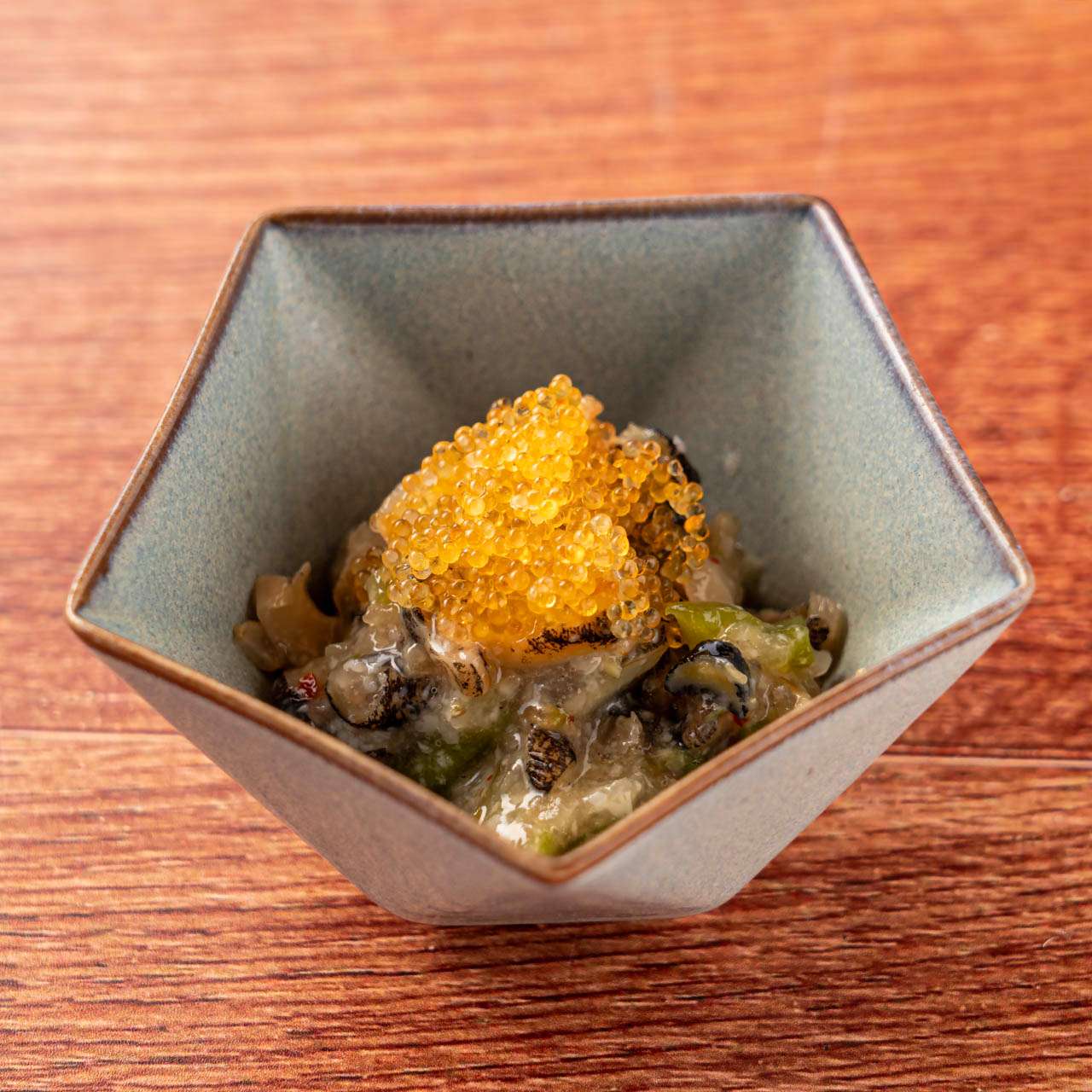 つぶ貝刻み山葵和え　黄金トビコ