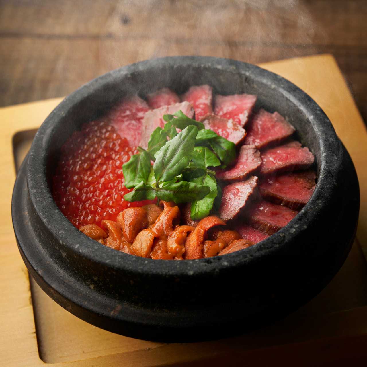日本黑毛和牛、牛骨薑湯、醃鮭魚籽、新鮮海膽，石鍋烹調