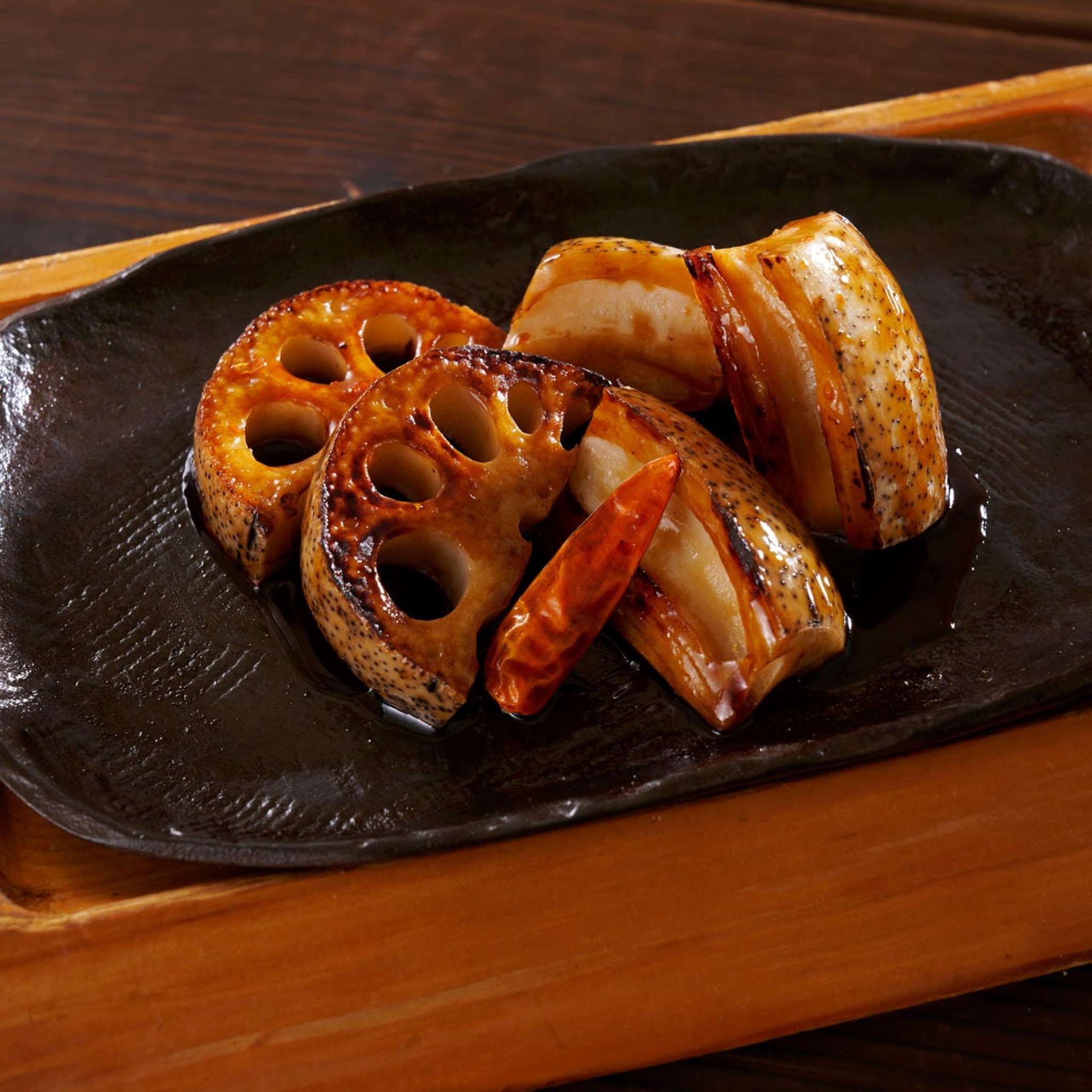 琵琶湖からすま蓮根唐辛子醤油焼き
～滋賀伝統野菜　弥平とうがらし使用～