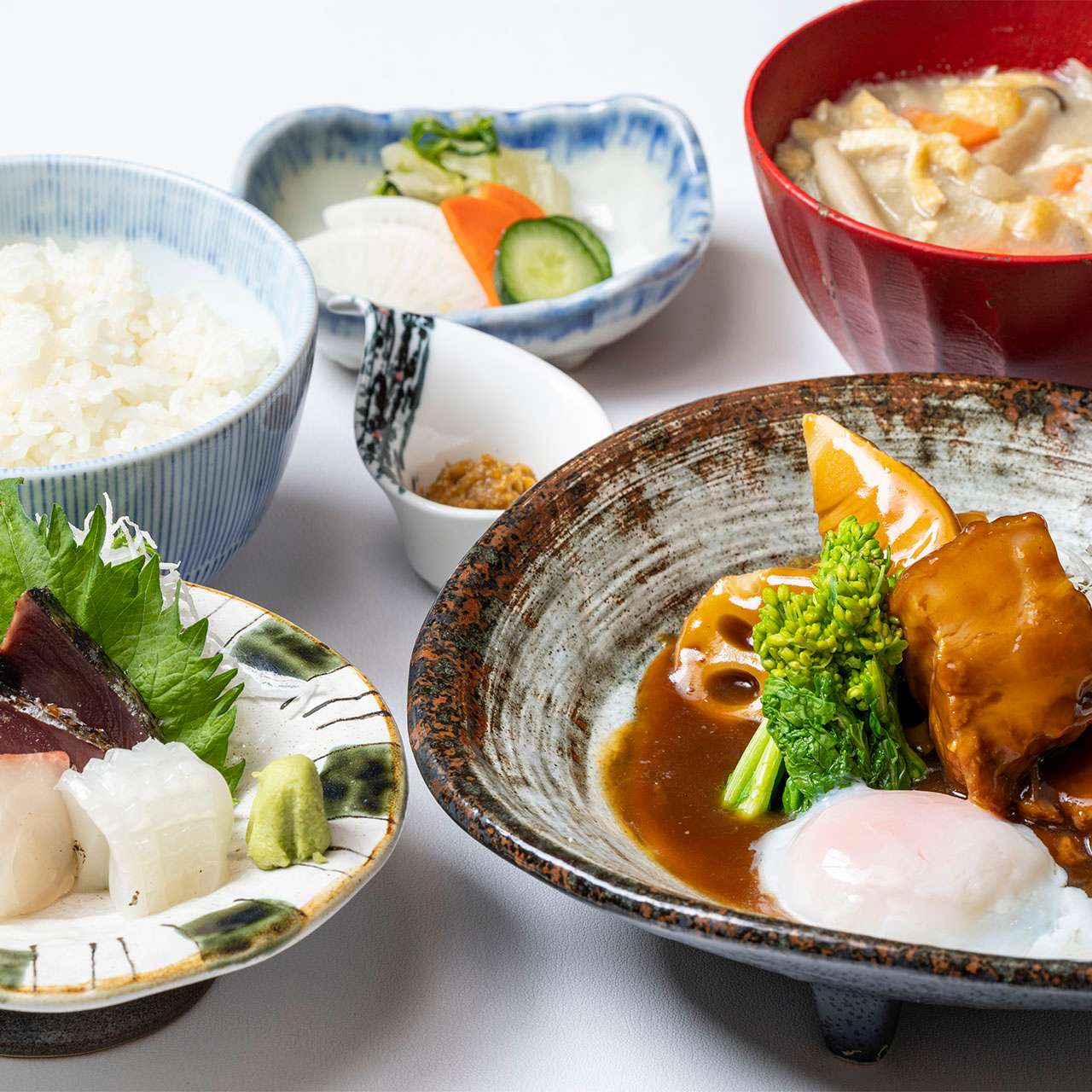 刺身三種盛り と 週替わり肉膳