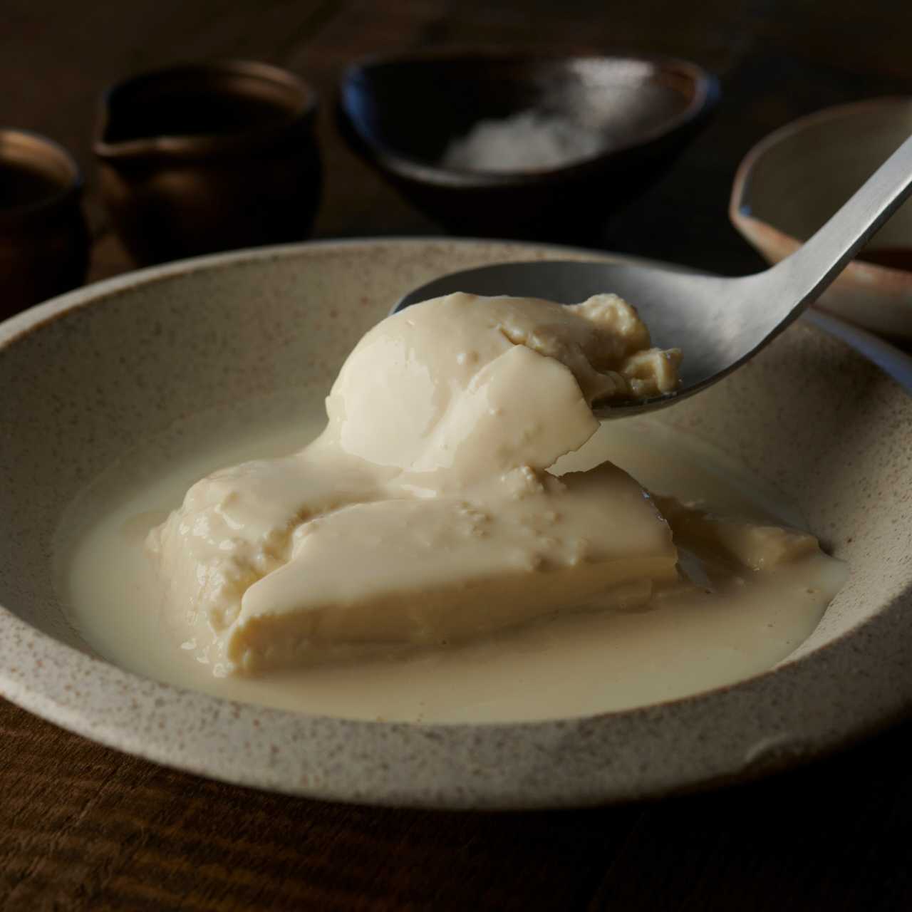 石川县铃市大滨豆腐：奥能登手工制作的嫩豆腐，采用能登盐、能登酱油和烤绿茶糖浆制成。