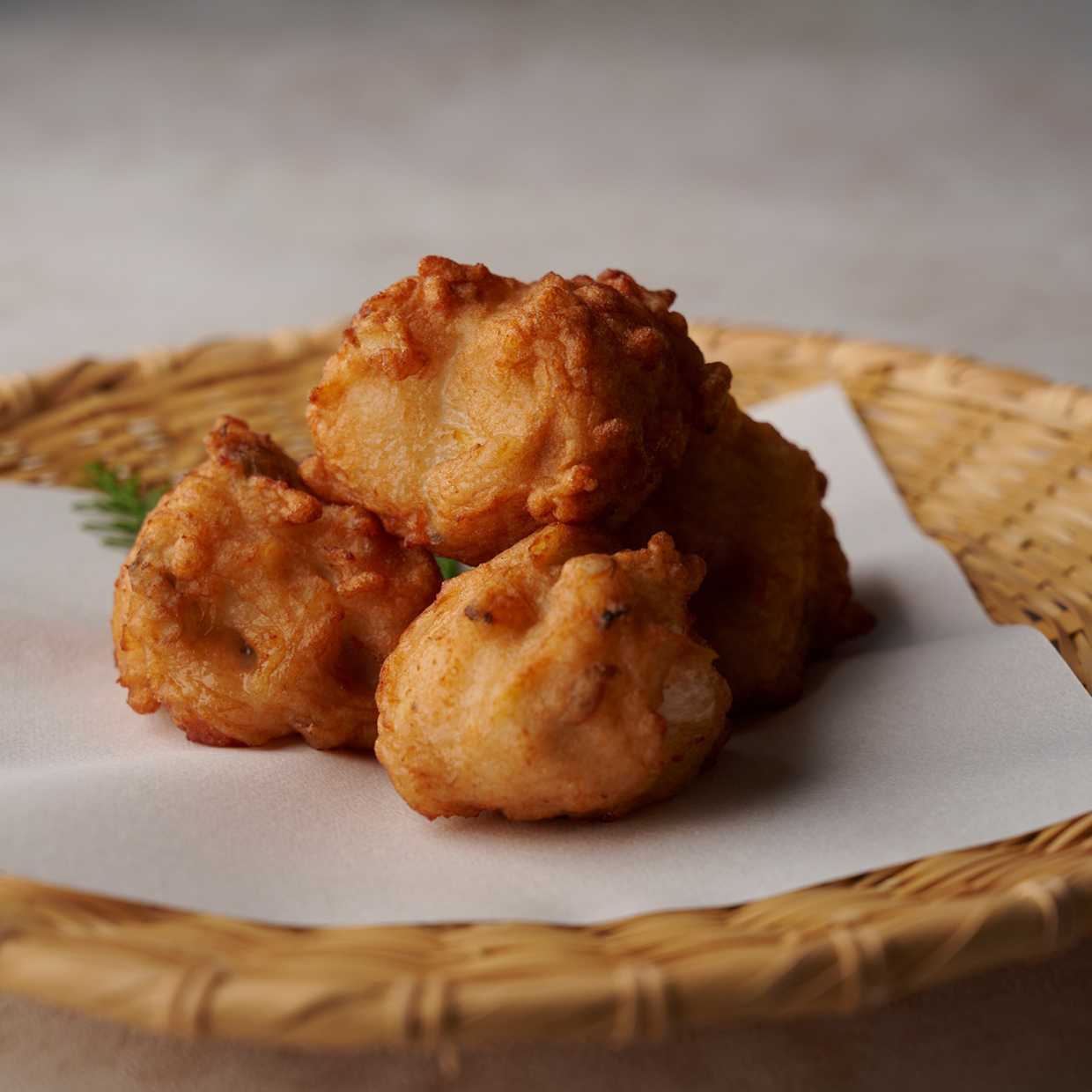 鲜姜撕碎后油炸，蛤蜊用酱油炖煮。