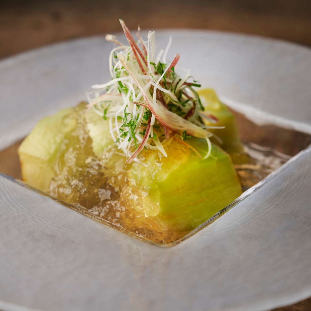 吉川茄子（產自福井縣鯖江市的傳統蔬菜）冰茄子，配上香料蔬菜和高湯凍。