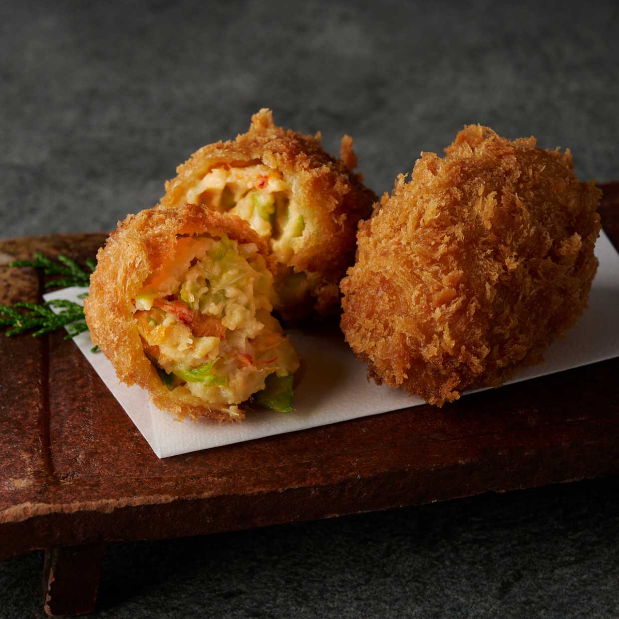 樱花虾仁奶油炸丸子配春卷