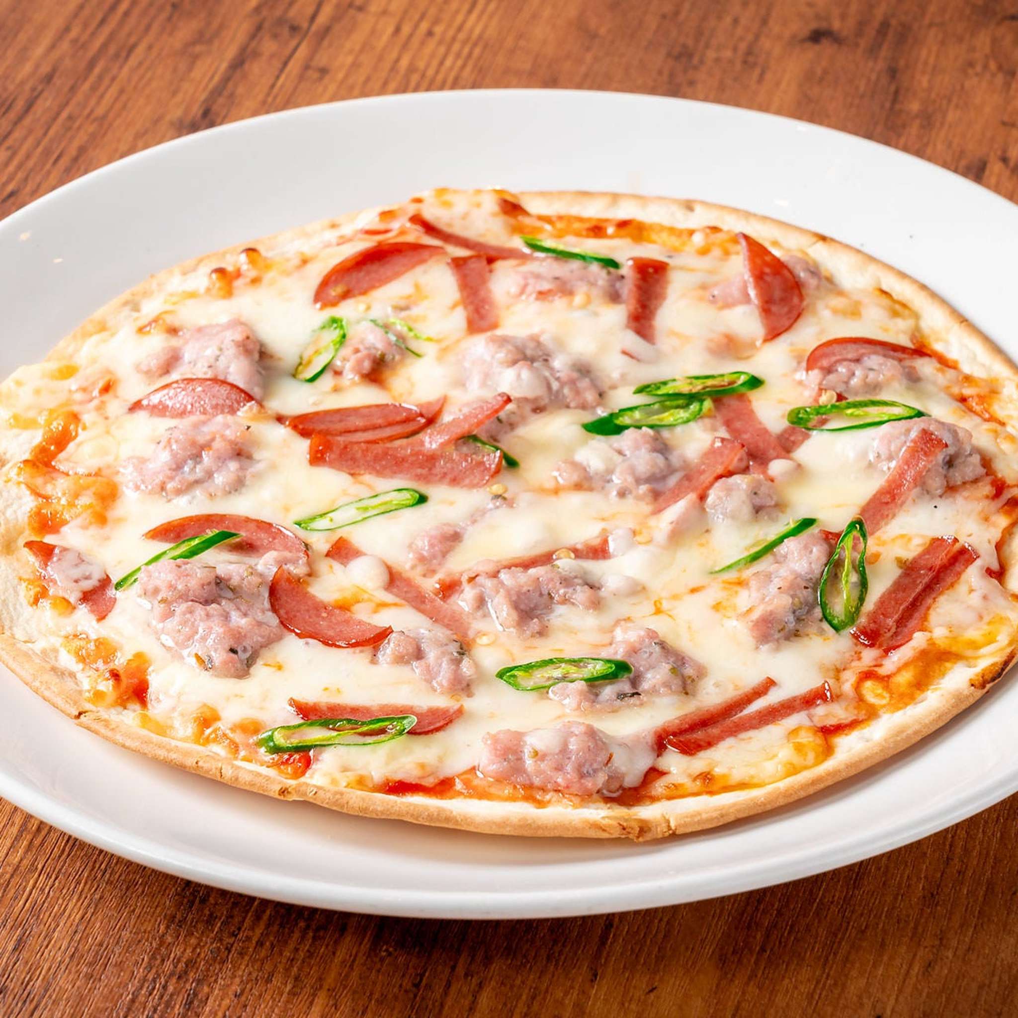 青唐辛子がピリリと効いたサラミとサルシッチャの肉ピザ