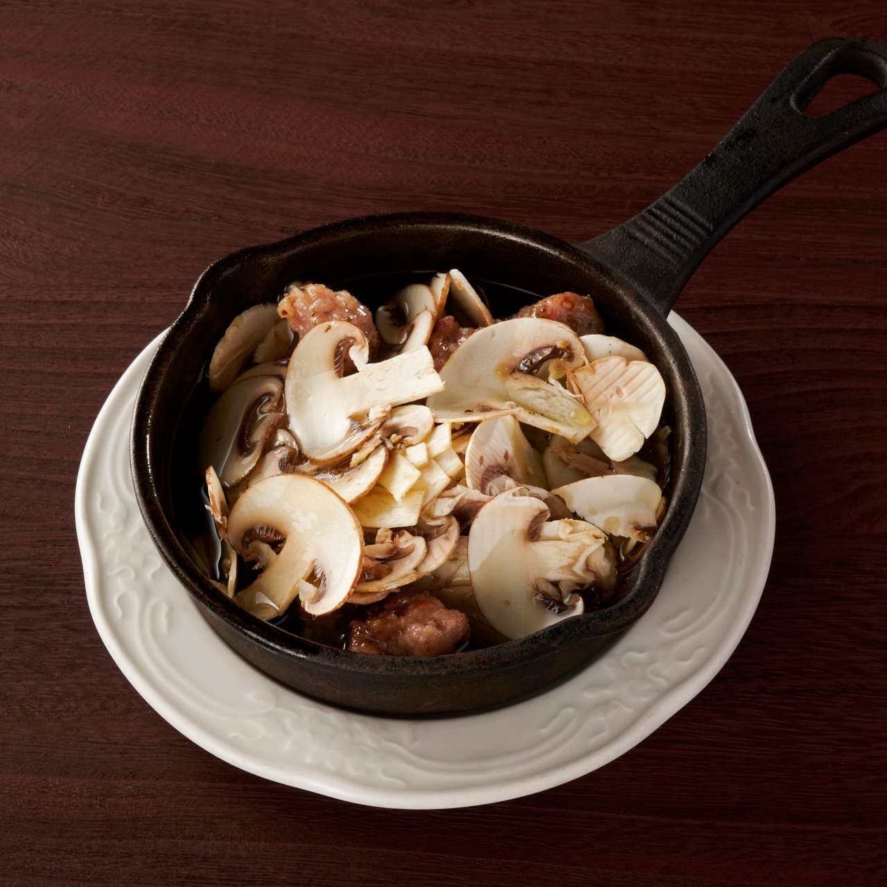 八幡平マッシュルームとサルシッチャのアヒージョ