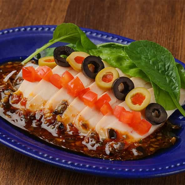 蒸し鶏とオリーブの冷製　しび辛ケッカソース
