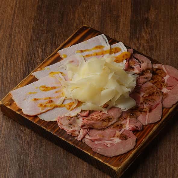 牛肉のカルパッチョ＆スイートロースハム　デュガスチーズ