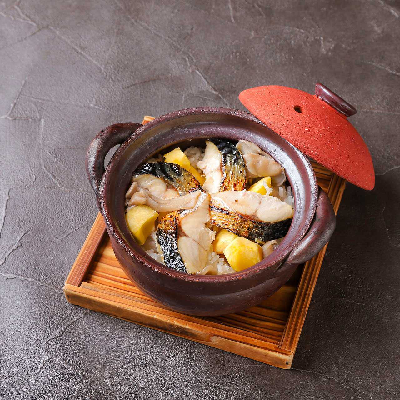 栗と炙り秋鯖の土鍋めし