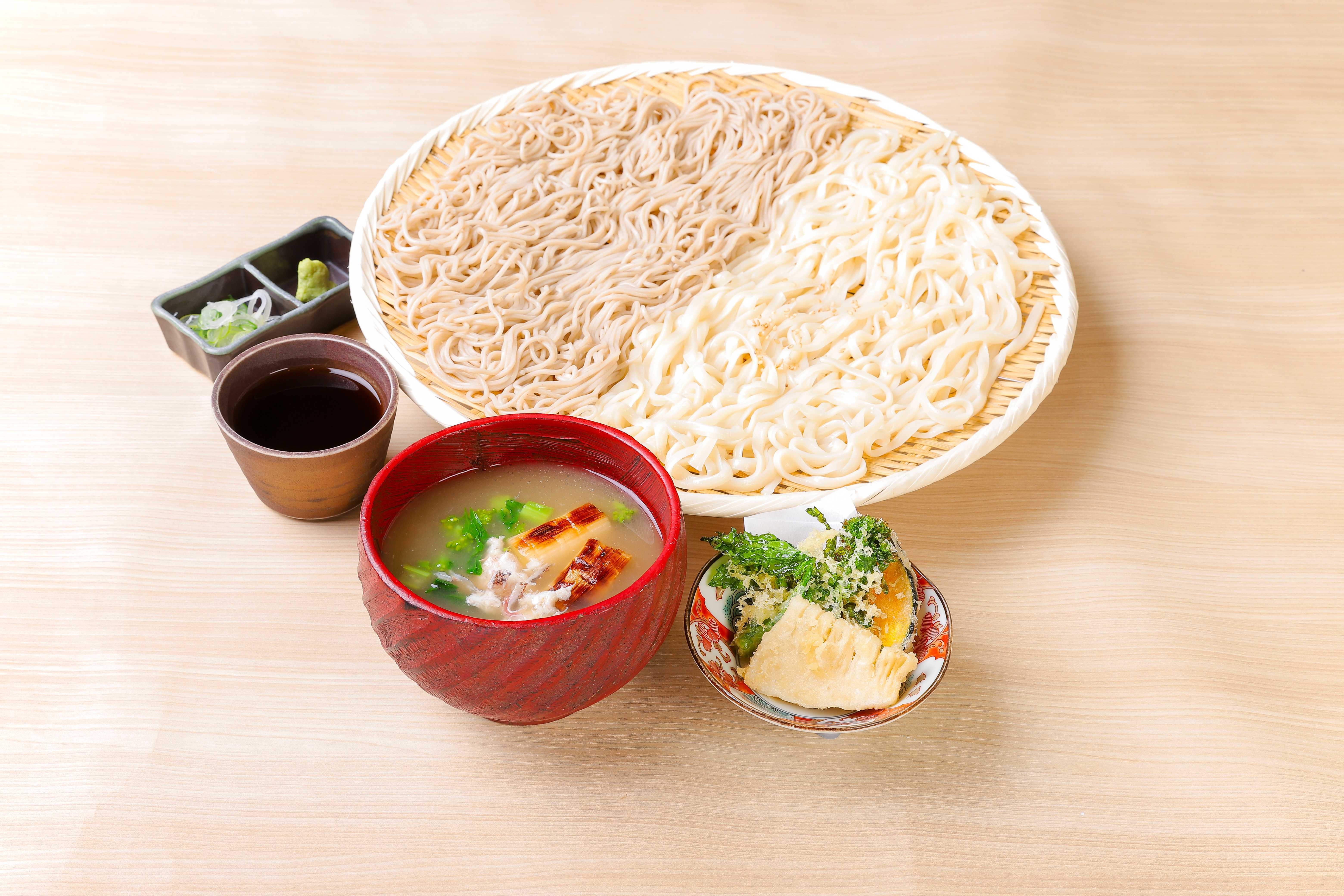 盆ざる盛り「そば＆うどん」真鯛白湯つゆ　野菜天ぷら付き