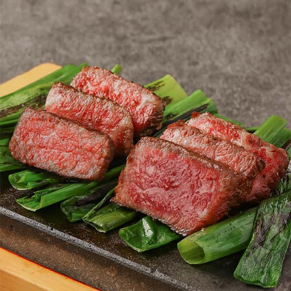 黒毛和牛　サーロイン・赤身肉の溶岩ステーキ　２種食べ比べ