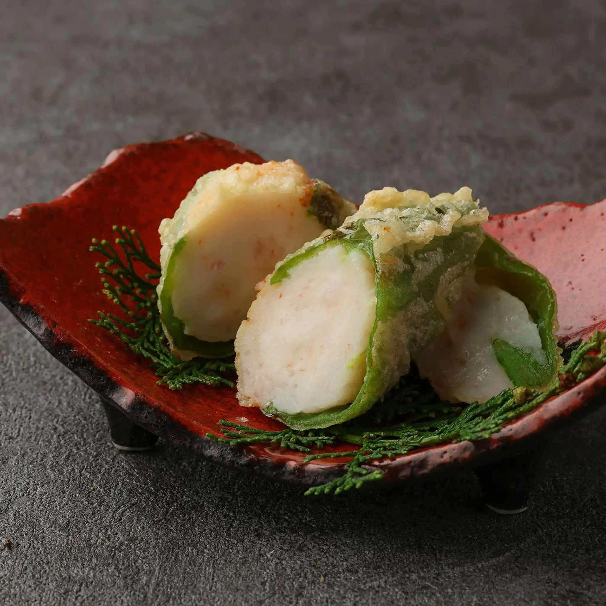 炸滿乾辣椒，內餡為蝦仁。