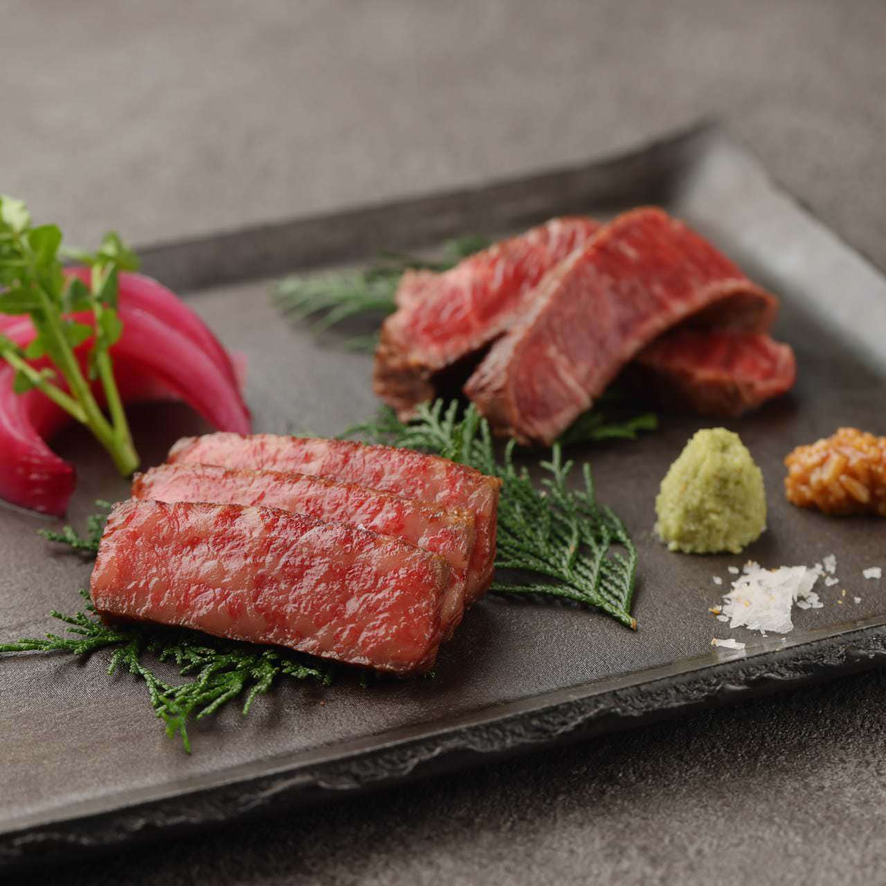 黒毛和牛　サーロイン・赤身肉の溶岩ステーキ　２種食べ比べ