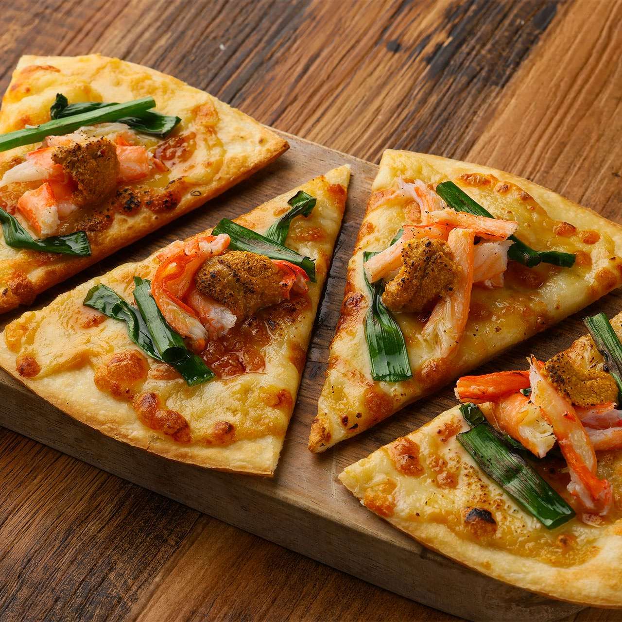 紅ずわい蟹と雲丹の蟹味噌ピッツァ