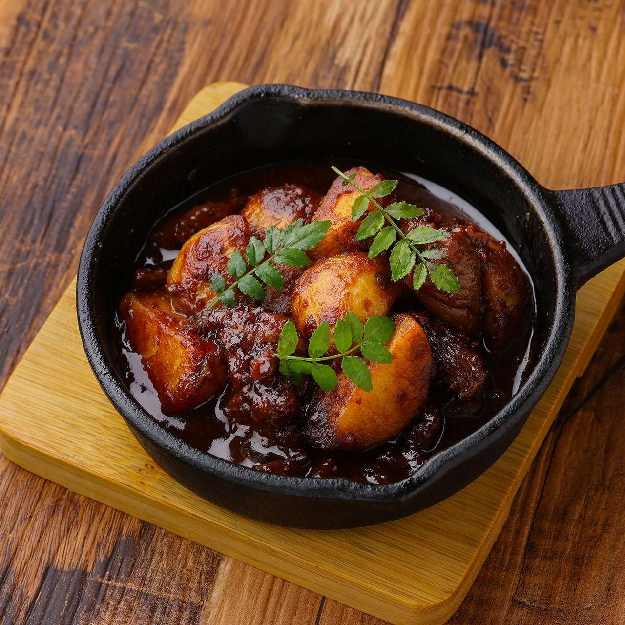 新じゃがいもと牛すじの味噌煮込み